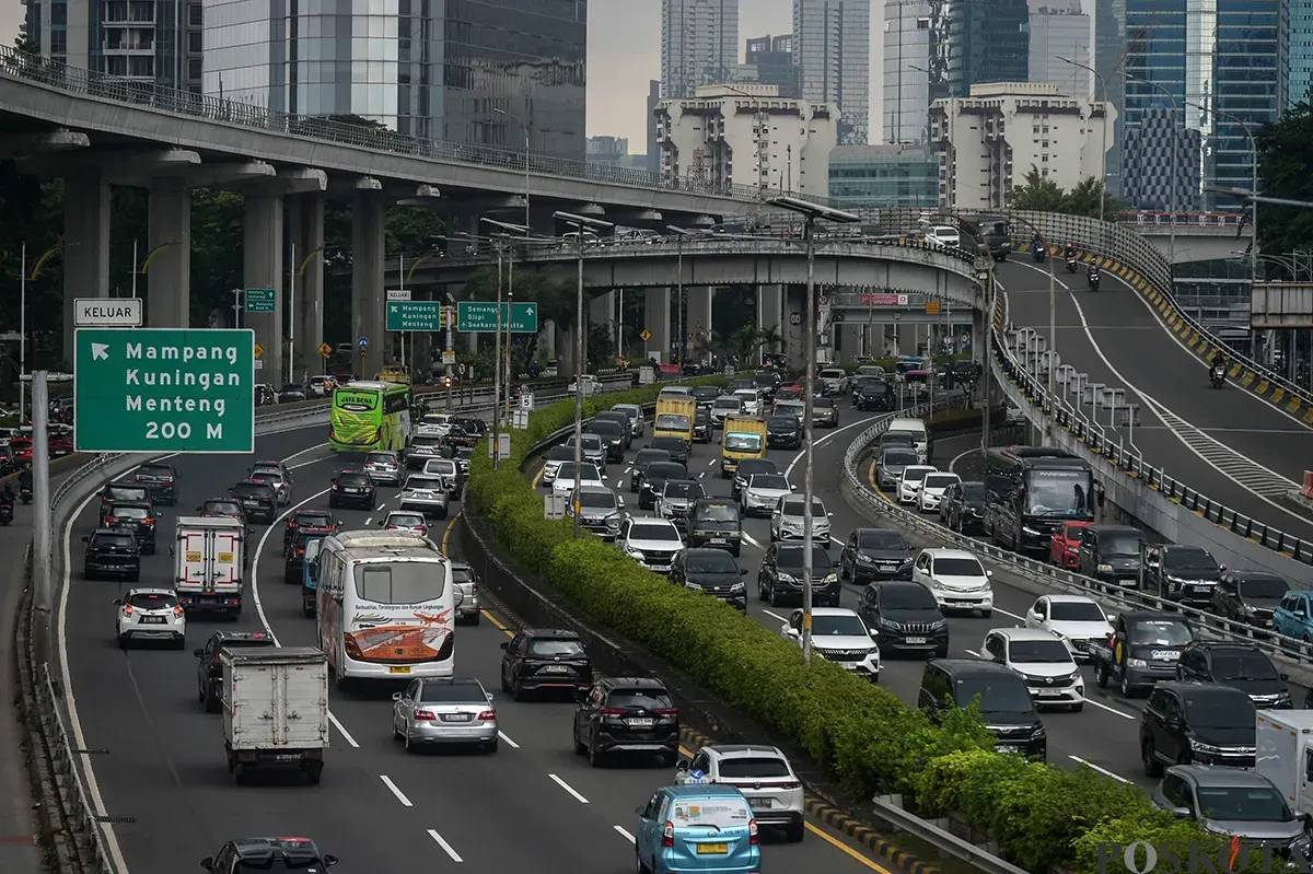 Sejumlah kendaraan melintas ke arah luar kota dari Gerbang Tol Tebet 2, Jakarta, Sabtu, 25 Januari 2025. (Sumber: Poskota/Bilal Nugraha Ginanjar)