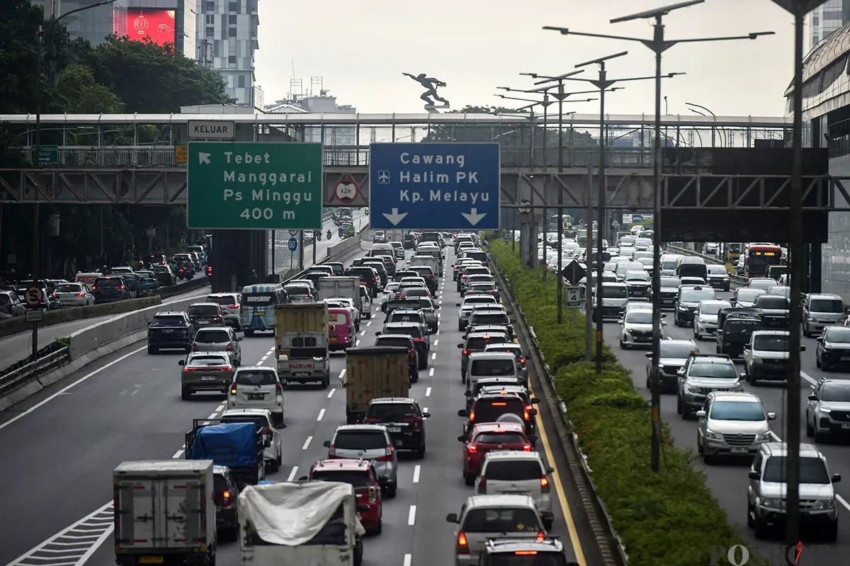 Sejumlah kendaraan melintas ke arah luar kota dari Gerbang Tol Tebet 2, Jakarta, Sabtu, 25 Januari 2025. (Sumber: Poskota/Bilal Nugraha Ginanjar)