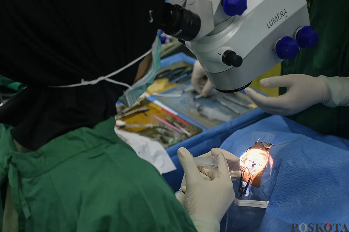 Tim dokter melakukan operasi pengangkatan katarak kepada para pasien yang sudah terdaftar sebelumnya di RSUD Tamansari, Jakarta, Sabtu, 25 Januari 2025. (Sumber: Poskota/Bilal Nugraha Ginanjar)