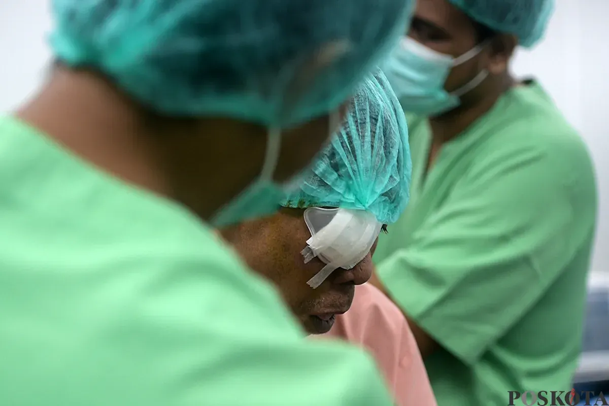 Tim dokter melakukan operasi pengangkatan katarak kepada para pasien yang sudah terdaftar sebelumnya di RSUD Tamansari, Jakarta, Sabtu, 25 Januari 2025. (Sumber: Poskota/Bilal Nugraha Ginanjar)