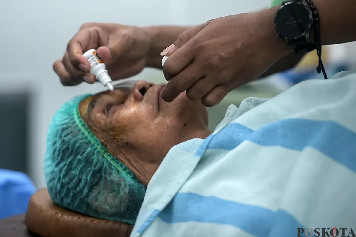 Tim dokter melakukan operasi pengangkatan katarak kepada para pasien yang sudah terdaftar sebelumnya di RSUD Tamansari, Jakarta, Sabtu, 25 Januari 2025. (Sumber: Poskota/Bilal Nugraha Ginanjar)