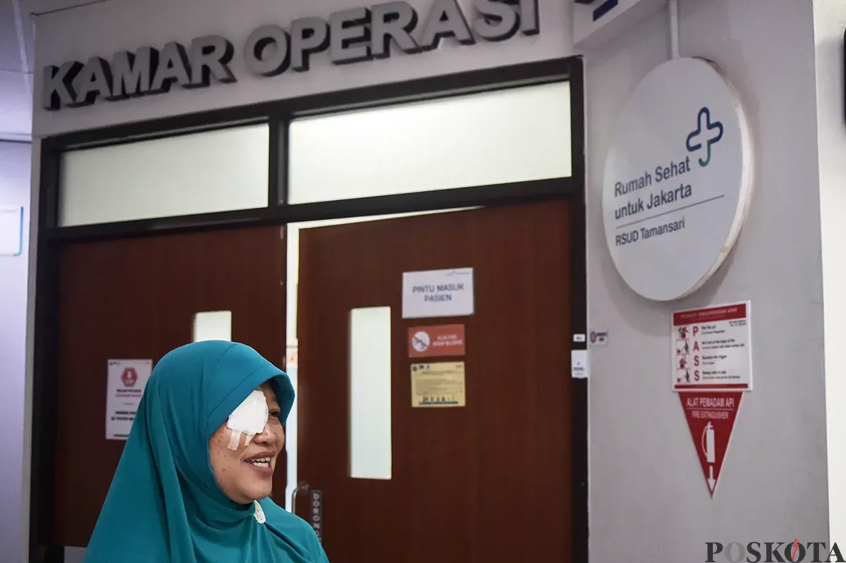 Tim dokter melakukan operasi pengangkatan katarak kepada para pasien yang sudah terdaftar sebelumnya di RSUD Tamansari, Jakarta, Sabtu, 25 Januari 2025. (Sumber: Poskota/Bilal Nugraha Ginanjar)