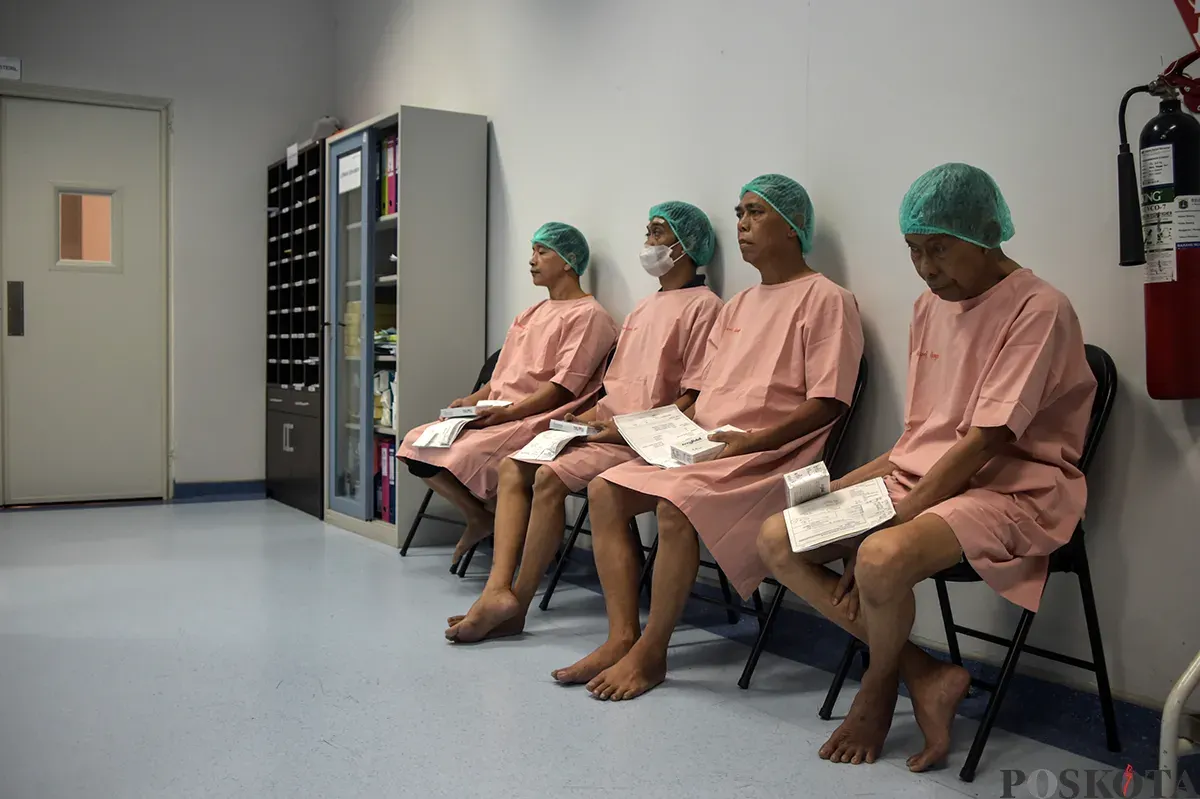 Tim dokter melakukan operasi pengangkatan katarak kepada para pasien yang sudah terdaftar sebelumnya di RSUD Tamansari, Jakarta, Sabtu, 25 Januari 2025. (Sumber: Poskota/Bilal Nugraha Ginanjar)
