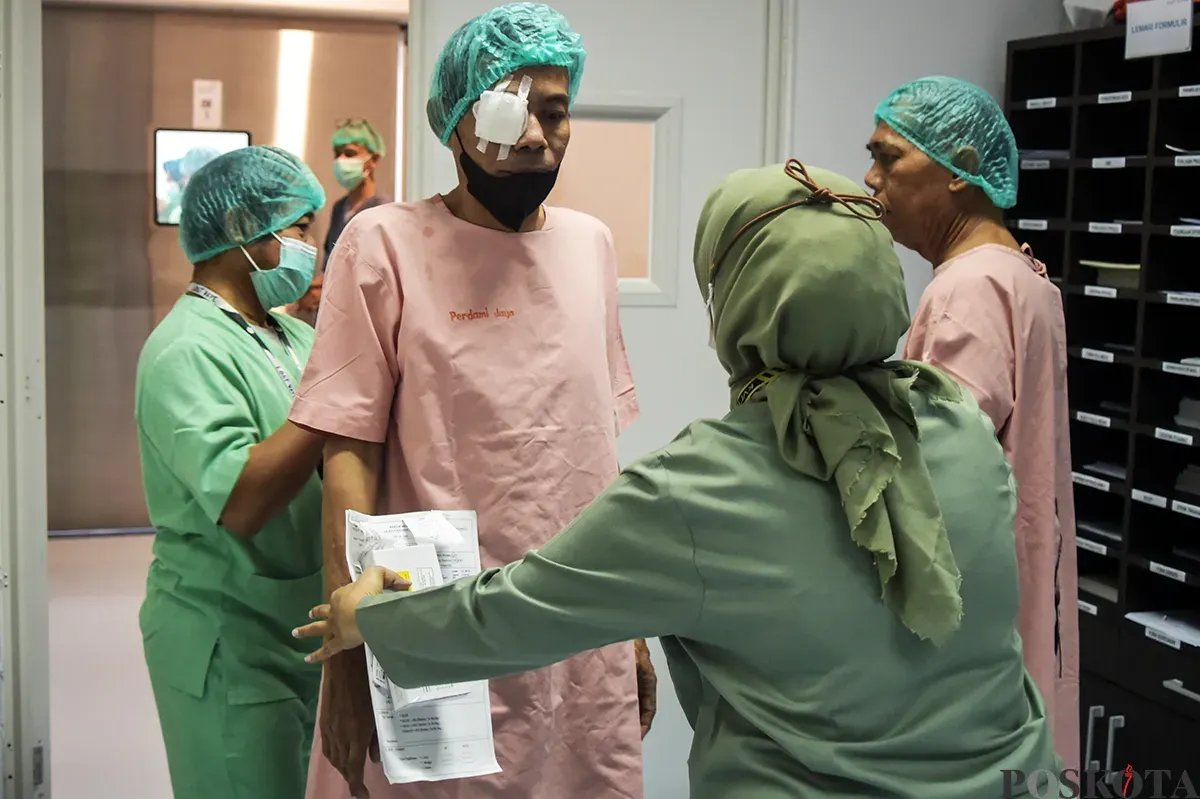 Tim dokter melakukan operasi pengangkatan katarak kepada para pasien yang sudah terdaftar sebelumnya di RSUD Tamansari, Jakarta, Sabtu, 25 Januari 2025. (Sumber: Poskota/Bilal Nugraha Ginanjar)
