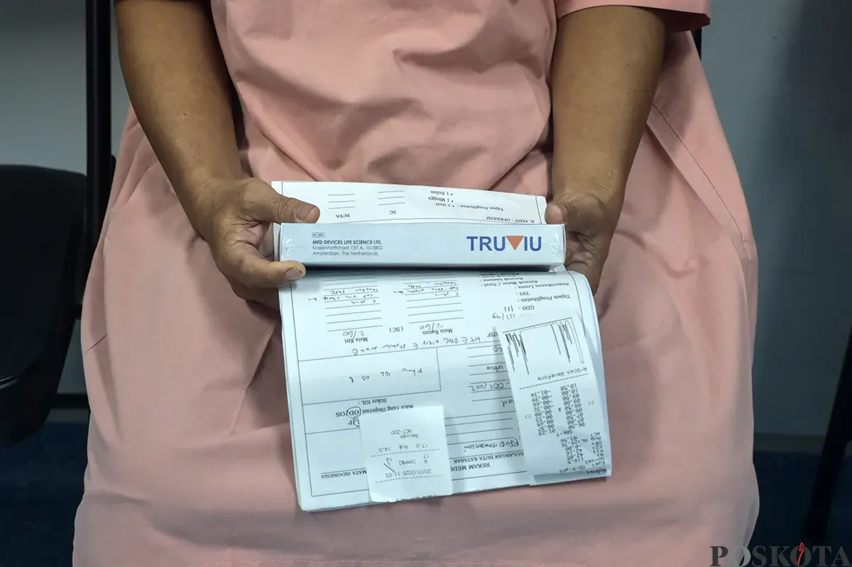 Tim dokter melakukan operasi pengangkatan katarak kepada para pasien yang sudah terdaftar sebelumnya di RSUD Tamansari, Jakarta, Sabtu, 25 Januari 2025. (Sumber: Poskota/Bilal Nugraha Ginanjar)