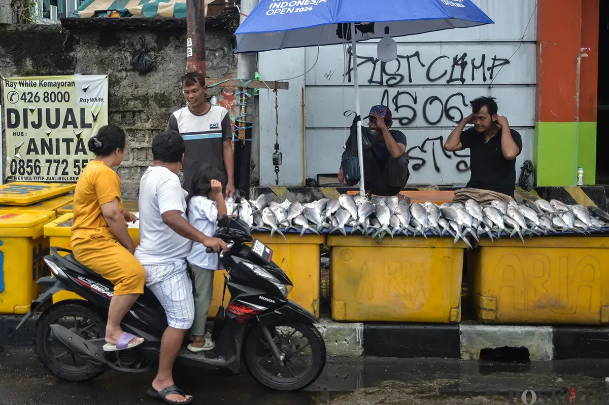 Penjual melayani pembeli ikan bandeng di kawasan, Rawa Belong, Kebon Jeruk, Jakarta Barat, Sabtu, 25 Januari 2025. (Sumber: Poskota/Bilal Nugraha Ginanjar)