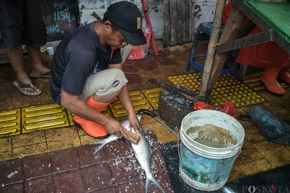 Penjual melayani pembeli ikan bandeng di kawasan, Rawa Belong, Kebon Jeruk, Jakarta Barat, Sabtu, 25 Januari 2025. (Sumber: Poskota/Bilal Nugraha Ginanjar)