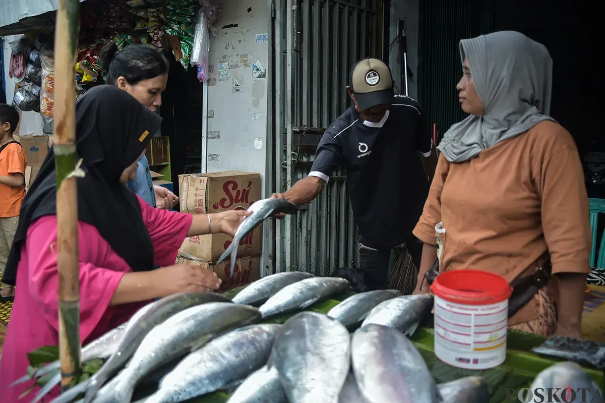 Penjual melayani pembeli ikan bandeng di kawasan, Rawa Belong, Kebon Jeruk, Jakarta Barat, Sabtu, 25 Januari 2025. (Sumber: Poskota/Bilal Nugraha Ginanjar)