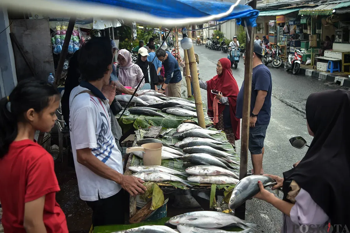 Penjual melayani pembeli ikan bandeng di kawasan, Rawa Belong, Kebon Jeruk, Jakarta Barat, Sabtu, 25 Januari 2025. (Sumber: Poskota/Bilal Nugraha Ginanjar)