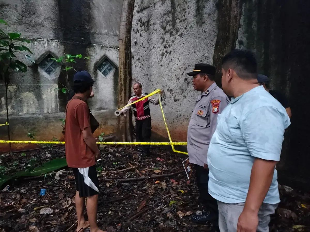 Anggota Polsek Jatisampurna saat memasang garis kuning di sekitar lokasi penemuan granat di kebun kosong, Jalan Mendut, Kecamatan Jatisampurna, Kota Bekasi, Jumat, 24 Januari 2025. (Sumber: Dok. Polsek Jatisampurna)