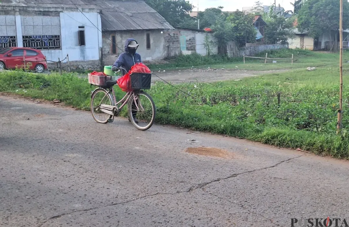 Lokasi dua kelompok tawuran sebabkan seorang remaja tewas di Jalan Raya Pulo Timaha, Kecamatan Babelan, Kabupaten Bekasi, Minggu, 26 Januari 2025. (Sumber: Poskota/Ihsan Fahmi)
