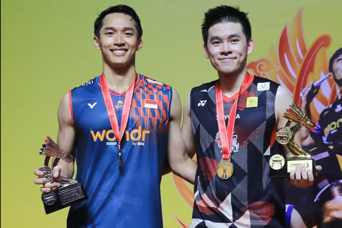 Potret Jonatan Christie (kiri) dan Kunlavut Vitidsarn (kanan) saat di podium Indonesia Masters 2025. (Sumber: X/@INABadminton)