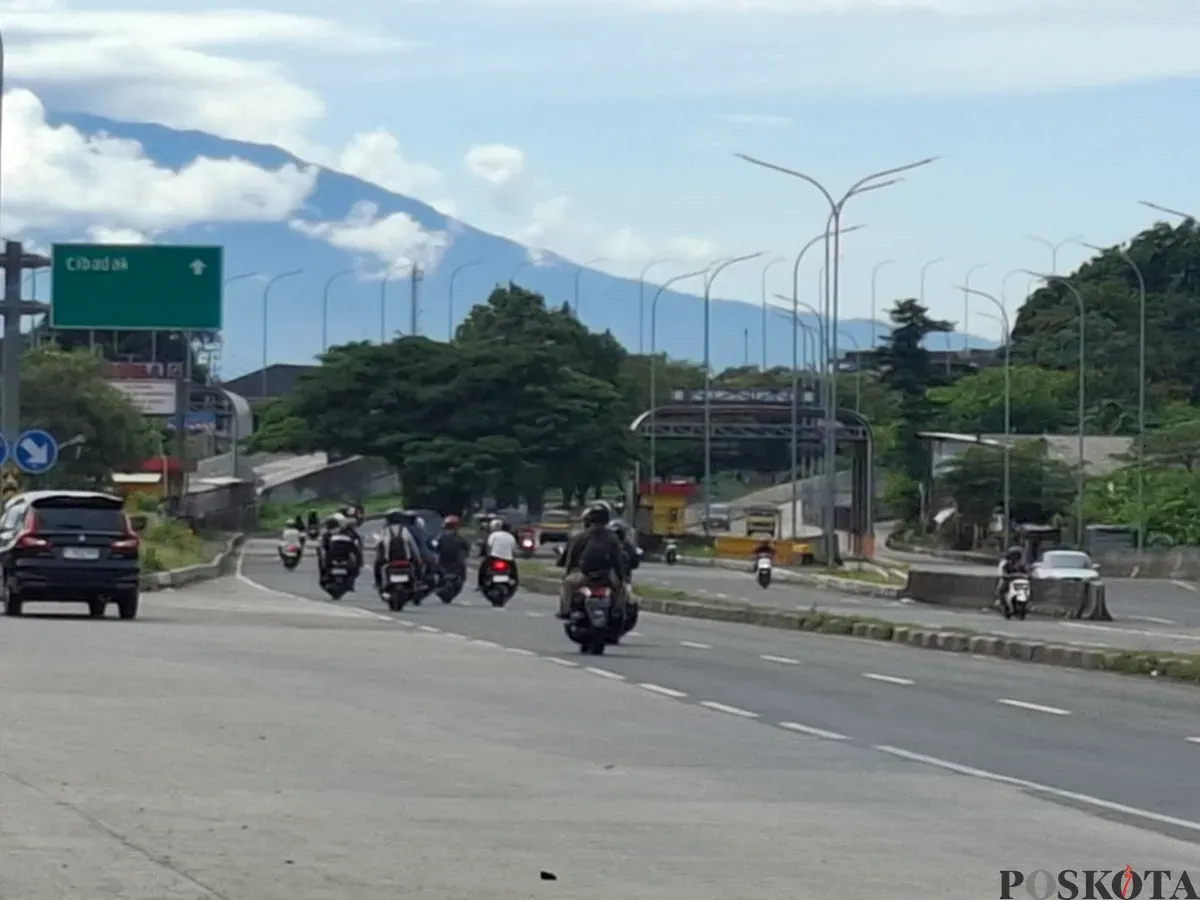 Jalan arah Kota Bogor di simpang Kemang, Kabupaten Bogor, terpantau padat, Minggu, 26 Januari 2025. (Sumber: Poskota/Angga Pahlevi)