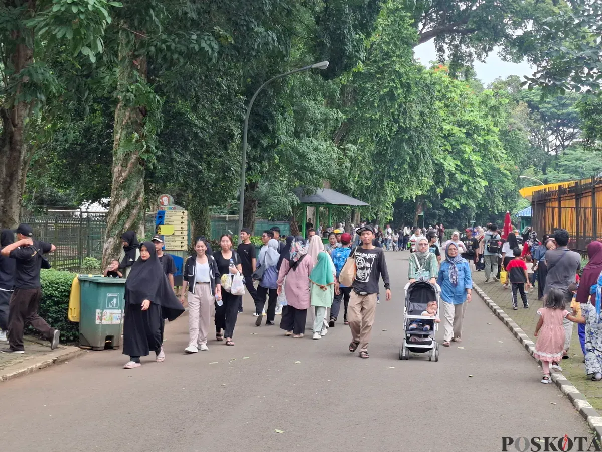 Suasana pengunjung Taman Margasatwa Ragunan di Pasar Minggu, Jakarta Selatan, pada momen libur Isra Miraj, Senin, 27 Januari 2025. (Sumber: Poskota/ Angga Pahlevi)