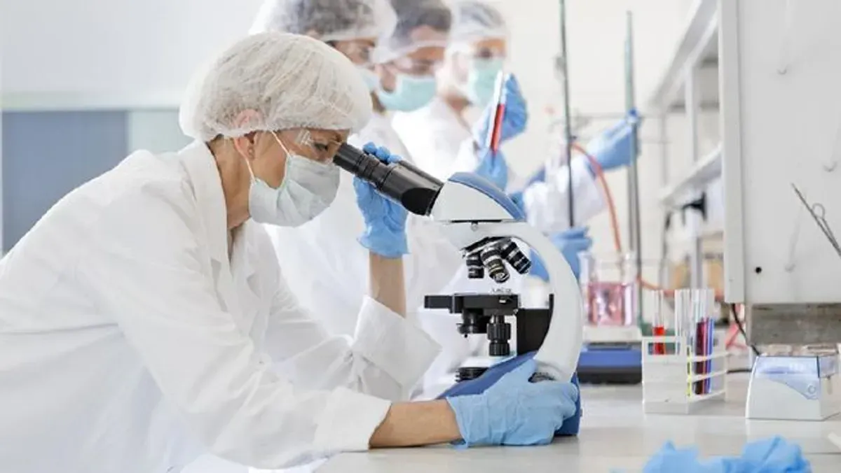 Kegiatan penelitian medis di laboratorium. Peneliti medis memiliki peran penting dalam inovasi kesehatan. (Sumber: Pinterest)
