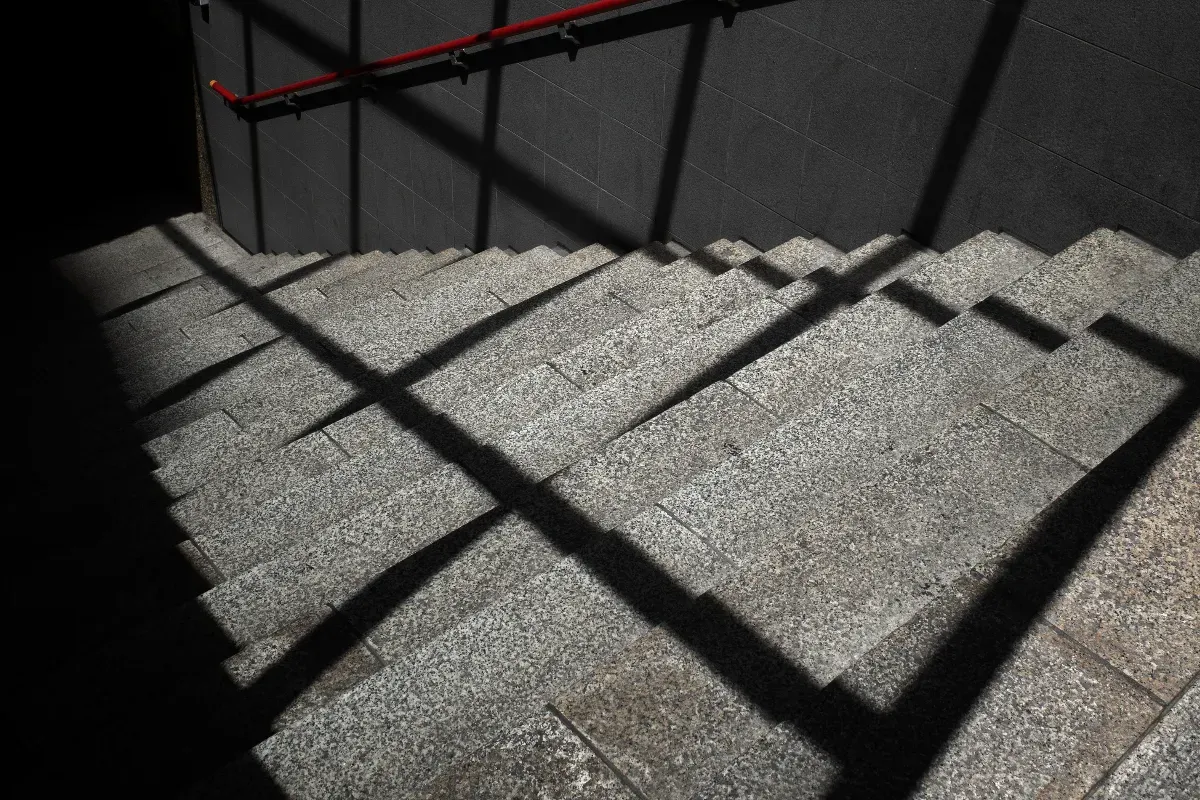 Empat orang pengunjung dievakuasi Damkar seusai terjebak di pintu tangga darurat di Mal kawasan Sunter, Jakarta Utara. (Sumber: Freepik)