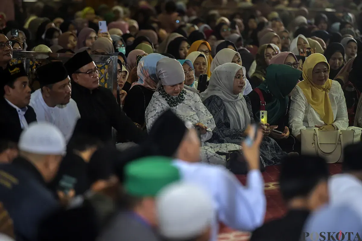 Menteri Agama Nasaruddin Umar (kedua kiri) bersama cendekiawan muslim Quraish Shihab (kedua kanan) dan Husen bin Ja'far Alhadar (kanan) menyampaikan dakwah di Masjid Istiqlal, Jakarta, Senin, 27 Januari 2025. (Sumber: Poskota/Bilal Nugraha Ginanjar)