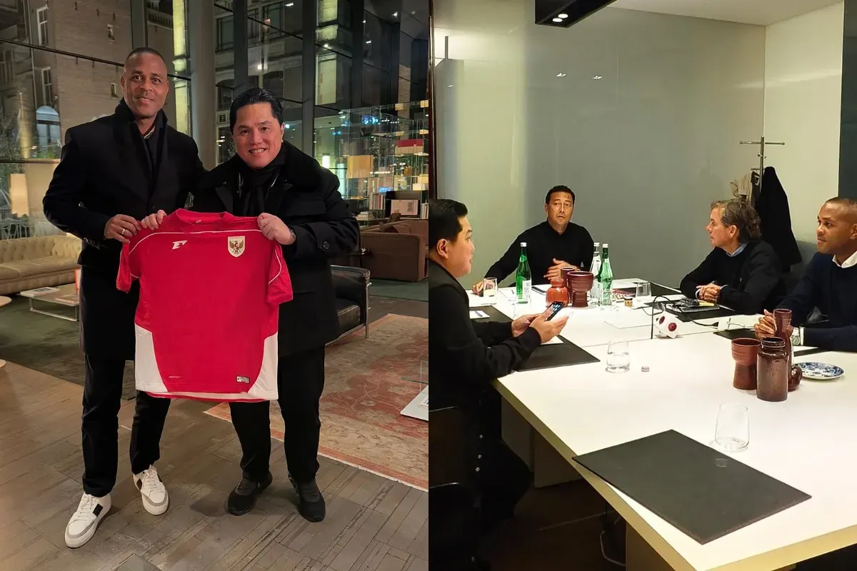 Ketua Umum PSSI Erick Thohir memperkenalkan jersey baru skuad Garuda pada pelatih Timnas Indonesia, Patrick Kluivert. (Sumber: Instagram/@ErickThohir)