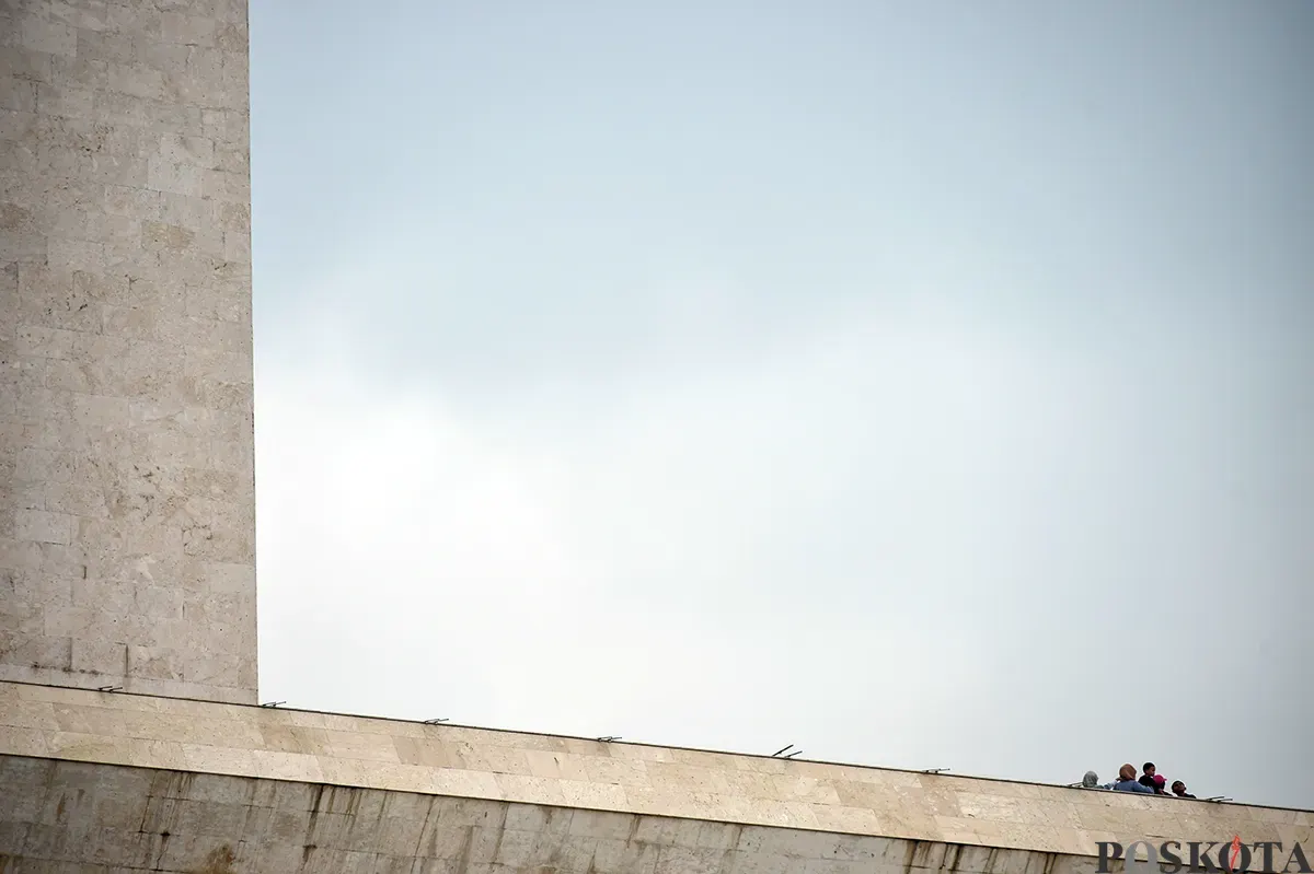 Warga mengunjungi kawasan Monumen Nasional (Monas), Jakarta, Selasa, 28 Januro 2025. (Sumber: Poskota/Bilal Nugraha Ginanjar)