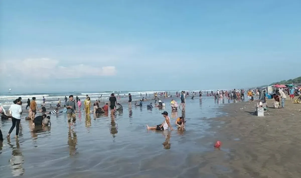 Para wisatawan saat melakukan liburan di Pantai Sawarna, Lebak. (Sumber: Dok. Balawista)