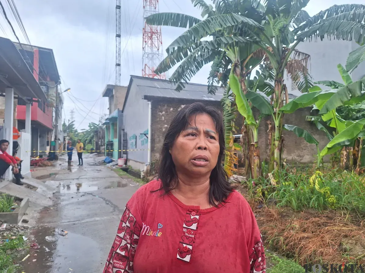 Leniana, 57 tahun, saat dijumpai di Kavling Bumi Indah Sejahtera, RT 08/RW 05, Desa Karang Satria, Tambun Utara, Kabupaten Bekasi. Selasa, 28 Januari 2025. (Sumber: Poskota/Ihsan Fahmi)