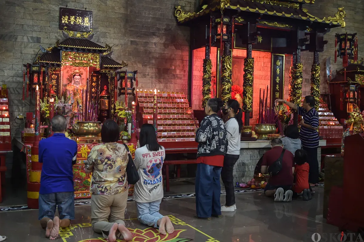 Warga keturunan Tionghoa bersembahyang di Vihara Amurva Bhumi, Karet, Jakarta Selatan, Selasa, 28 Januari 2025. (Sumber: Poskota/Bilal Nugraha Ginanjar)