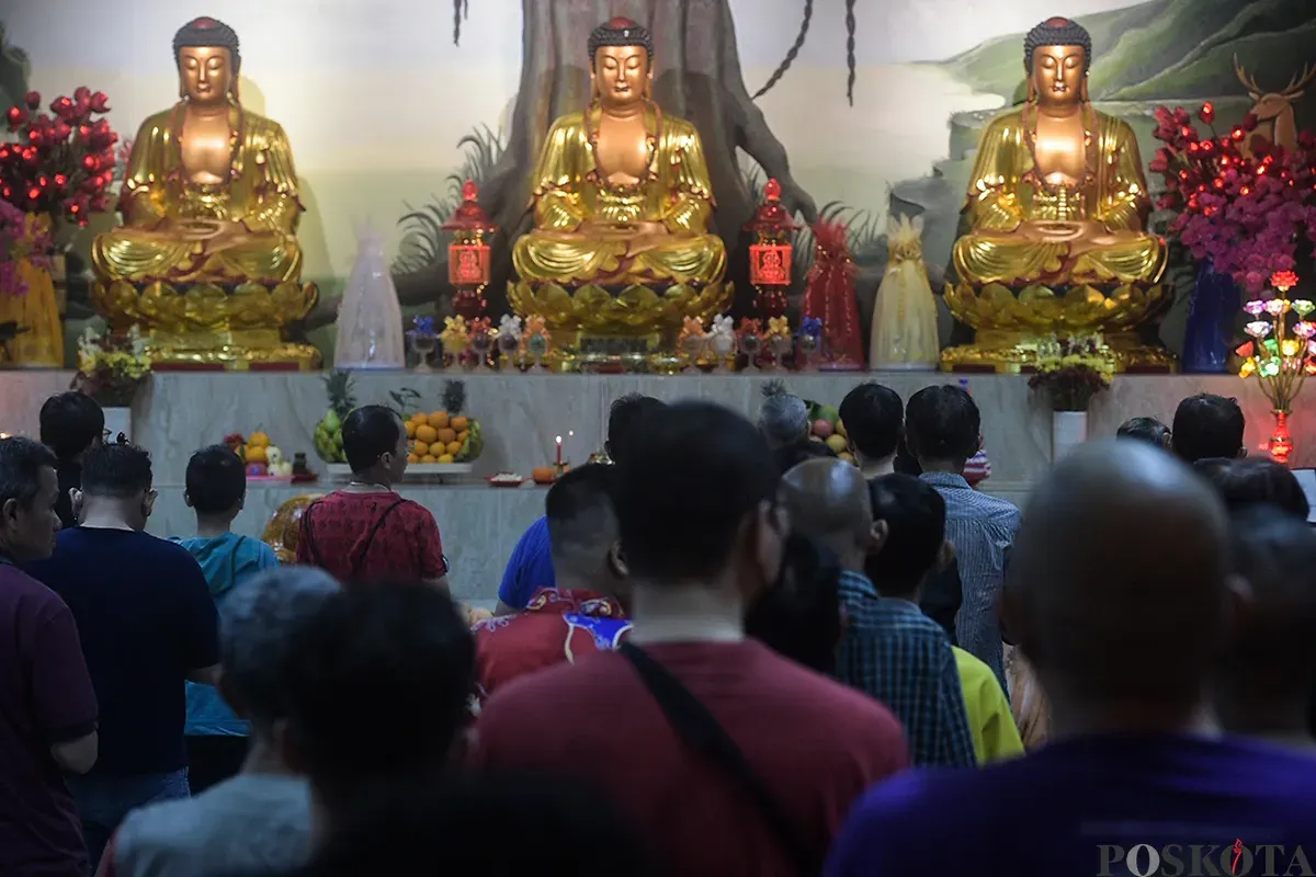 Warga keturunan Tionghoa bersembahyang di Vihara Amurva Bhumi, Karet, Jakarta Selatan, Selasa, 28 Januari 2025. (Sumber: Poskota/Bilal Nugraha Ginanjar)