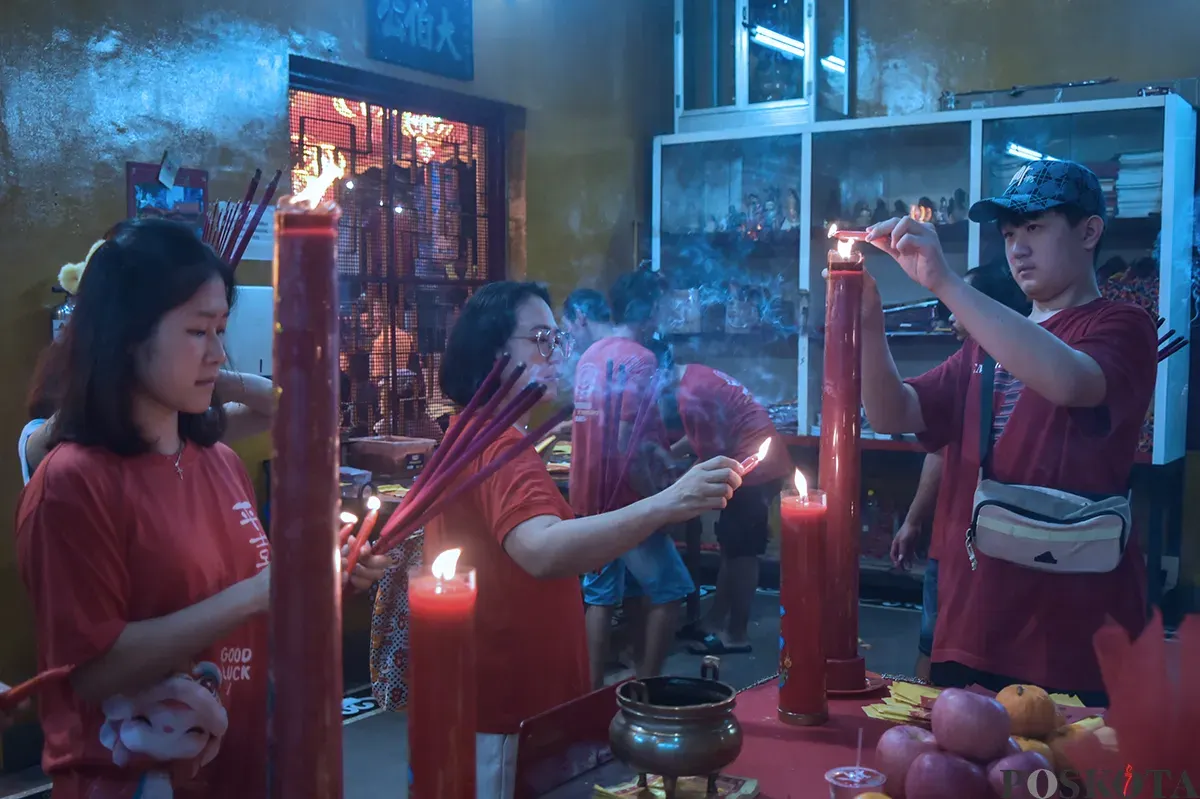 Warga keturunan Tionghoa bersembahyang di Vihara Amurva Bhumi, Karet, Jakarta Selatan, Selasa, 28 Januari 2025. (Sumber: Poskota/Bilal Nugraha Ginanjar)