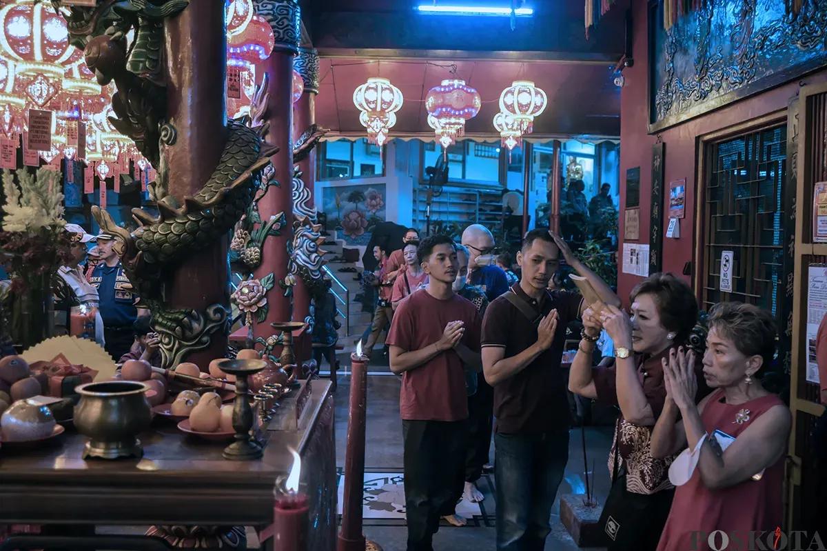 Warga keturunan Tionghoa bersembahyang di Vihara Amurva Bhumi, Karet, Jakarta Selatan, Selasa, 28 Januari 2025. (Sumber: Poskota/Bilal Nugraha Ginanjar)