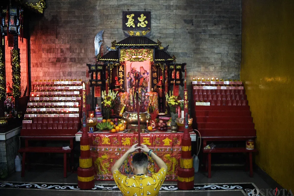 Warga keturunan Tionghoa bersembahyang di Vihara Amurva Bhumi, Karet, Jakarta Selatan, Selasa, 28 Januari 2025. (Sumber: Poskota/Bilal Nugraha Ginanjar)