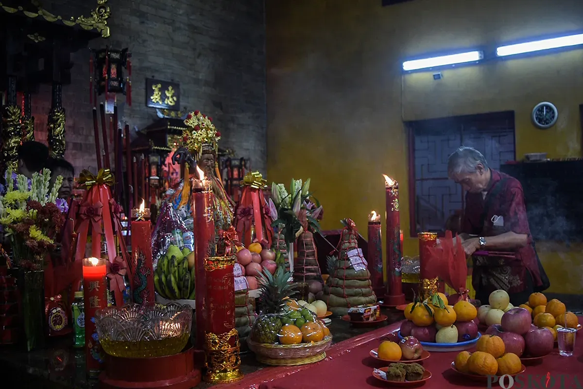 Warga keturunan Tionghoa bersembahyang di Vihara Amurva Bhumi, Karet, Jakarta Selatan, Selasa, 28 Januari 2025. (Sumber: Poskota/Bilal Nugraha Ginanjar)