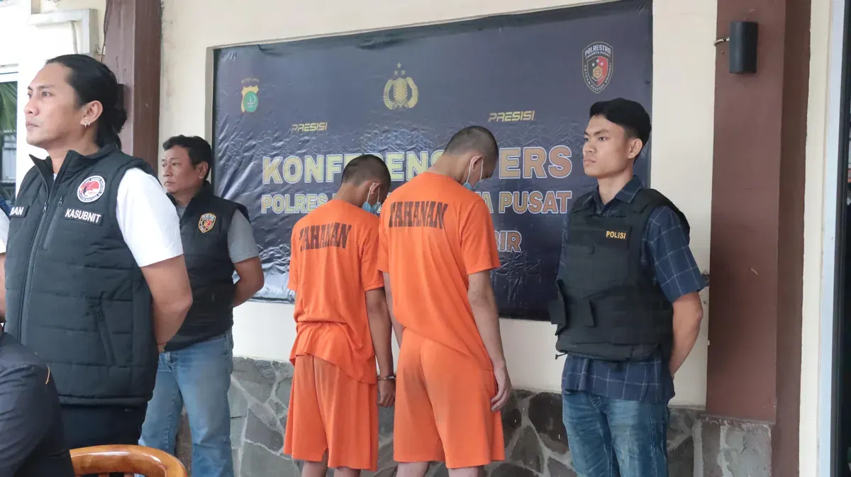 Dua tersangka kasus kepemilikan senjata tajam (sajam) yang ditangkap saat hendak tawuran di kawasan Jakarta Pusat. (Sumber: Dok. Polsek Gambir)