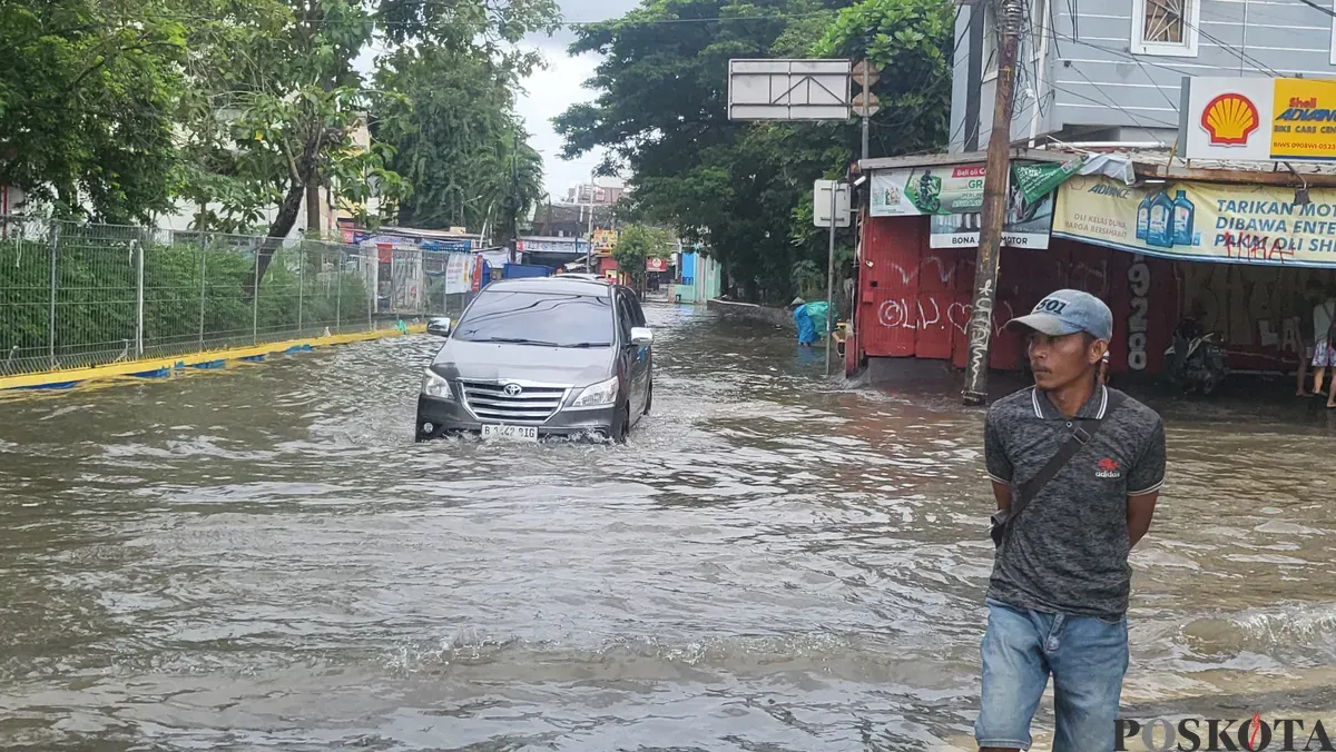 Banjir merendam kawasan Green Garden, Jakarta Barat, Rabu, 29 Januari 2025. Polisi lakukan pengalihan arus lalu lintas. (Sumber: Poskota/Pandi Ramedhan)