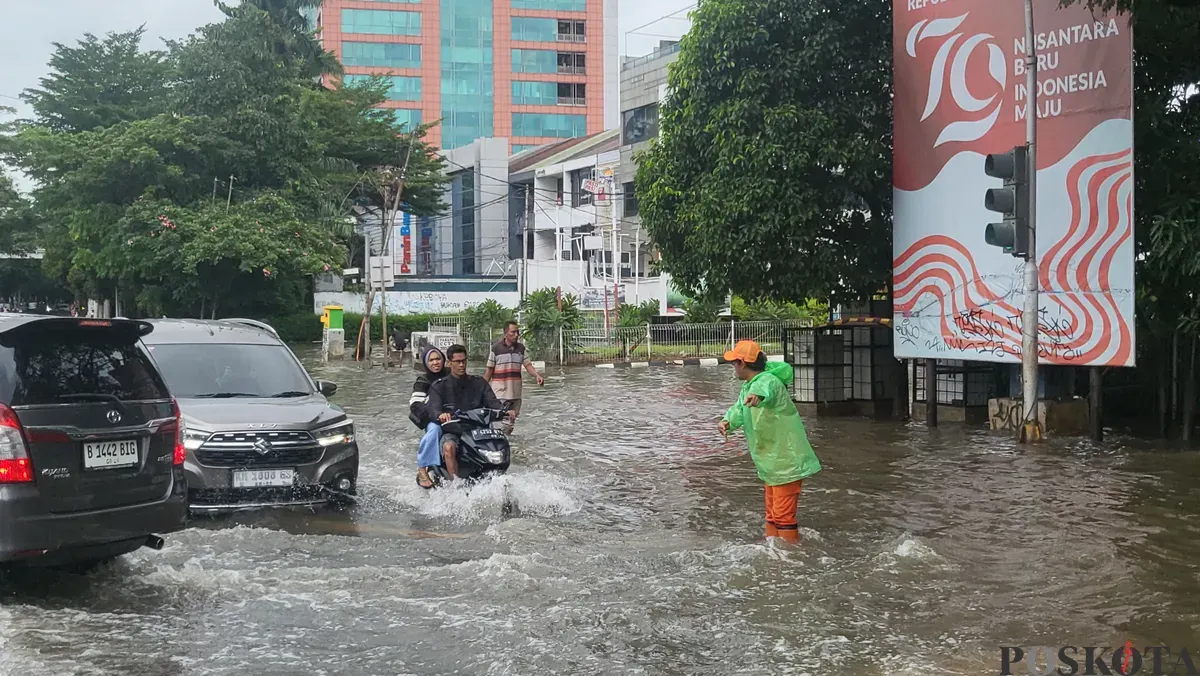 Suasana di kawasan Green Garden, Jakarta Barat, dilanda banjir usai diguyur hujan deras, Rabu, 29 Januari 2025. (Sumber: Poskota/Pandi Ramedhan)