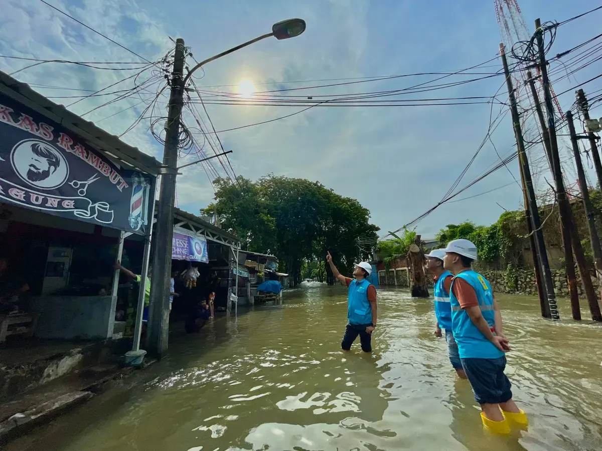 Petugas PLN saat memastikan jaringan listrik yang berpotensi terendam air untuk keamanan ketenagalistrikan bagi warga. (Sumber: Dok. PLN)