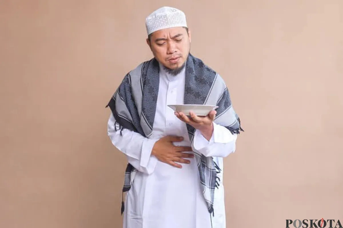 Beberapa penyebab sakit perut setelah berbuka puasa, salah satunya langsung makan makanan berat. (Sumber: Freepik)