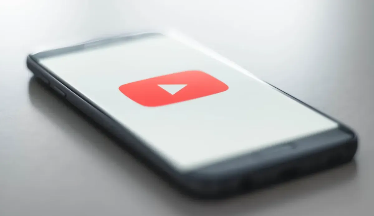 Dengan mempertimbangkan semua spesifikasi, seorang YouTuber dapat memilih smartphone yang paling sesuai dengan kebutuhannya. (Sumber: Unsplash/Christian Wiediger)