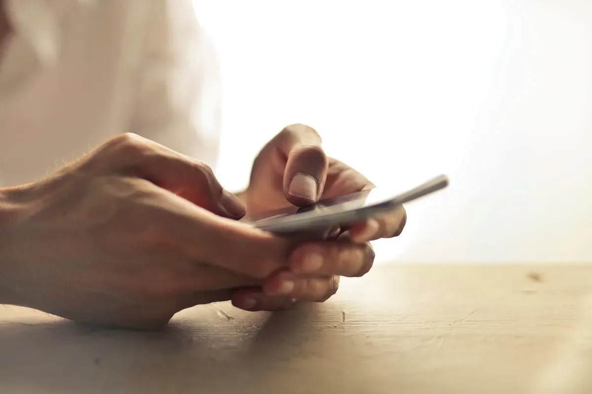 Ilustrasi penggunaan handphone overheat. (Sumber: Pexels/Adrienn)