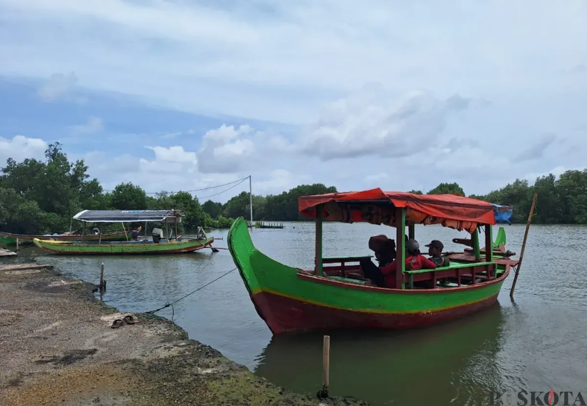 Sejumlah nelayan nampak berada di perahu pencari ikan yang bersandar di pesisir laut Kampung Paljaya, Kecamatan Tarumajaya, Kabupaten Bekasi, Kamis, 30 Januari 2025. (Sumber: Poskota/Ihsan Fahmi)