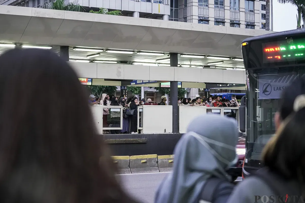 Calon penumpang trasjakarta menunggu kedatangan bus di Halte Senayan Bank DKI, Jalan Jendral Sudirman, Jakarta, Kamis, 30 Desember 2025. (Sumber: Poskota/ Bilal Nugraha Ginanjar)
