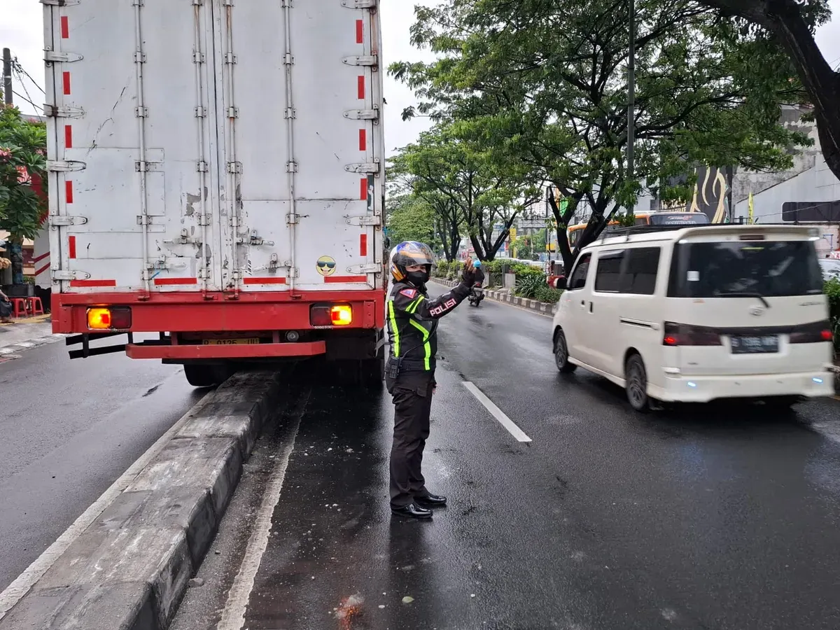 Kanit Turjawali Satlantas Polres Metro Depok, AKP Fitri melakukan pengaturan lalu lintas di Jalan Margonda, Depok, Kamis, 30 Januari 2025 setelah satu unit truk kecelakaan menabrak pembatas trotoar. (Sumber: Dok. Satlantas Polres Metro Depok)