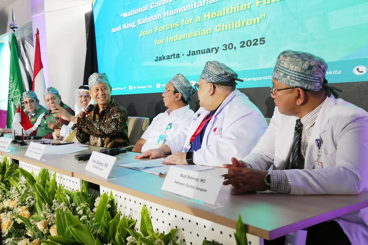 Menkes RI, Budi G. Sadikin dan Duta Besar Arab Saudi untuk Indonesia, Faisal Bin Abdullah menggelar jumpa pers operasi jantung terbuka di RSJPDHK, Jakarta, pada Kamis, 30 Januari 2025. (Sumber: Dok. Kementerian Kesehatan)