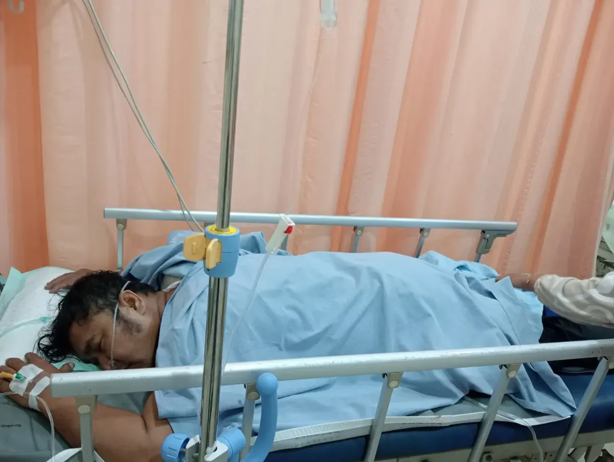 Anggota Polsek Kresek, Tangerang mendapatkan perawatan medis di rumah sakit setelah dibacok orang tak dikenal. (Sumber: Dok. Polsek Kresek)