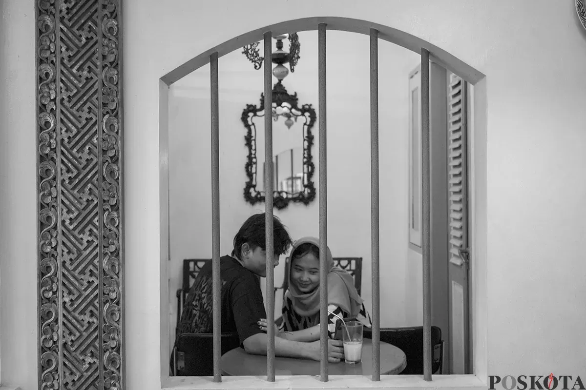Pengunjung menikmati suasana setiap sudut yang dianggap menarik yang ditawarkan kafe tematik di Waroeng Lontar, Jalan Lontar Raya, Tanah Abang, Jakarta, Jum'at, 31 Januari 2025. (Sumber: Poskota/Bilal Nugraha Ginanjar)