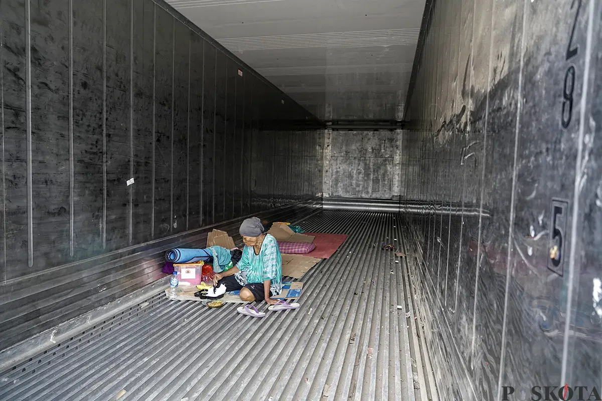 Sejumlah warga lanjut usia (lansia) dan keluarganya masih memilih bertahan di tempat pengungsian di dalam peti kemas kosong lantaran rumahnya masih terendam banjir dalam beberapa hari terakhir di Kelurahan Rorotan, Cilincing, Jakarta Utara, Jumat, 31 Januari 2025. (Sumber: Poskota/Bilal Nugraha Ginanjar)