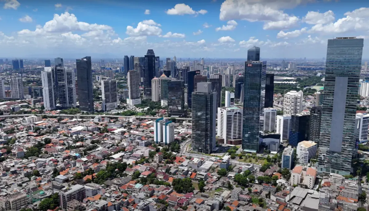 Ilustrasi DKI Jakarta - BMKG memprediksi fenomena angin kencang di Jakarta terjadi hingga 21 Desember 2025. (Sumber: YouTube/Masbro Tutorial Official)
