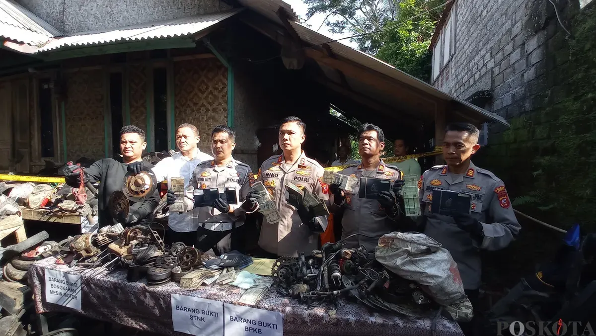 Polisi menunjukan barang bukti kanibal motor curian di Kampung Ciharashas, Desa Cipeundeuy, Kabupaten Bandung Barat. (Sumber: Poskota/Gatot Poedji Utomo)