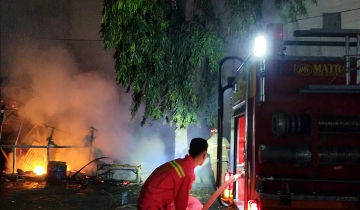 Petugas Damkar Cibinong Kabupaten Bogor dalam upaya memadamkan api yang melahap lima lapak di Terminal Cibinong, Rabu dini hari, 2 Juli 2025. (Sumber: Damkar Cibinong)