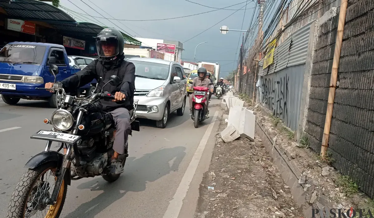 Perbaikan trotoar di kawasan Jalan Raya Lembang, Kabupaten Bandung Barat, Rabu 2 Juni 2025. (Sumber: POSKOTA | Foto: Gatot Poedji Utomo)
