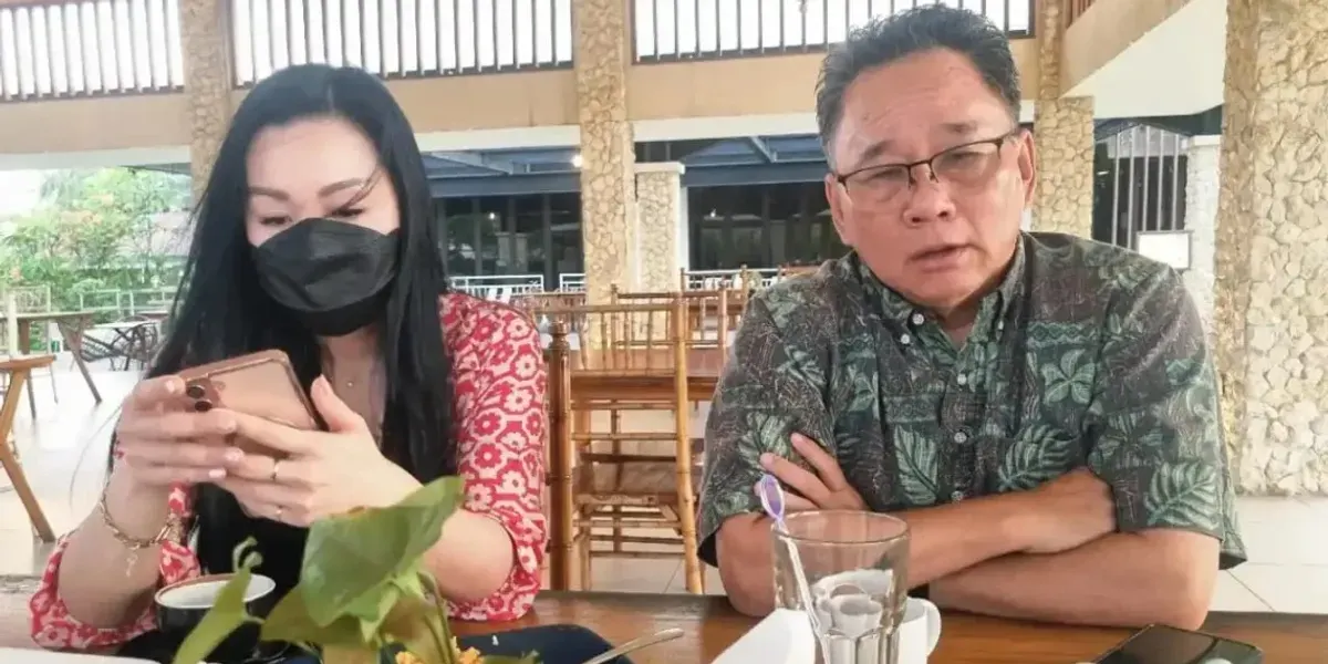 Tangkapan layar sosok yang diduga kuat merupakan Direktur Operasional PT G70 Asia dengan wanita selingkuhannya di kawasan Ancol, Jakarta Utara. (Sumber: TikTok/@meresponkedungan)
